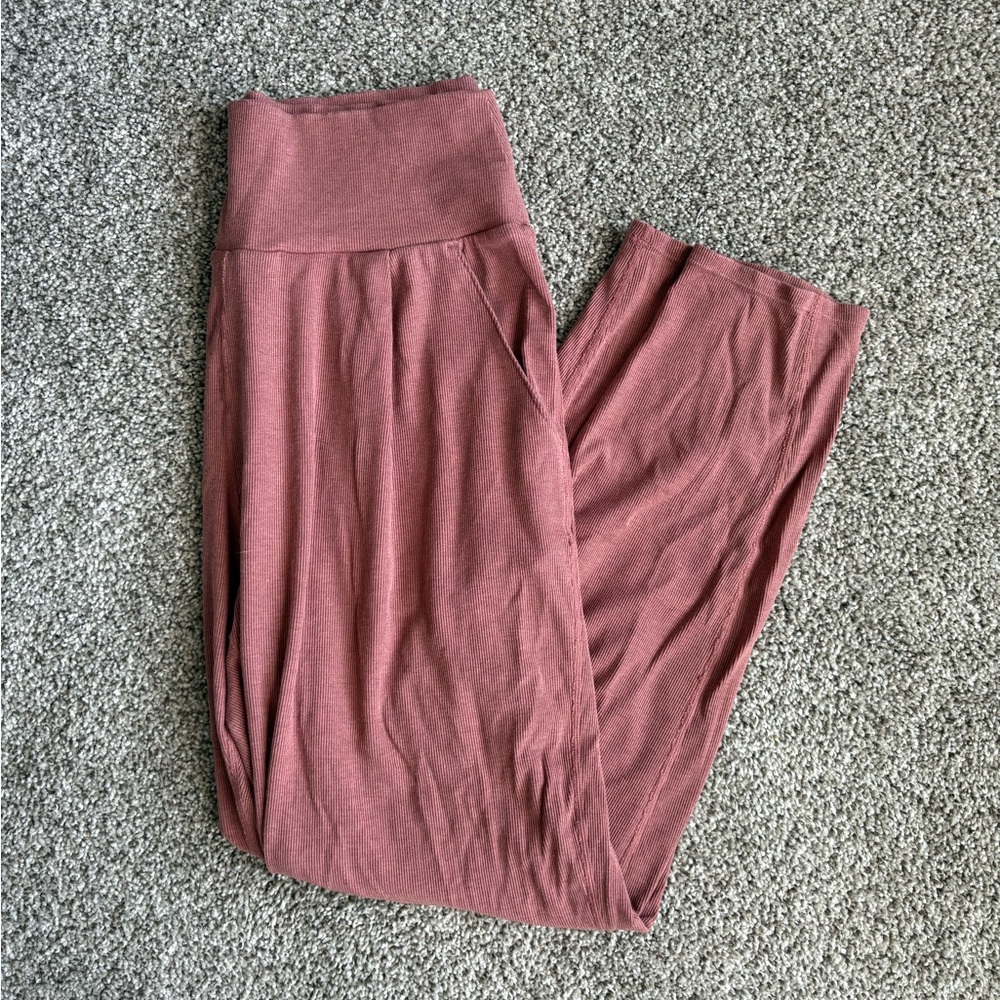 Vuori High-Waist Ribbed Lounge Pants in Mauve